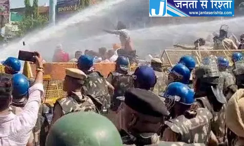 किसानों पर पुलिस ने बरसाई पानी की बौछार