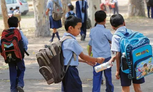 छात्रों की शिकायत के बाद स्कूल का निरीक्षण छात्रों की शिकायत के बाद स्कूल का निरीक्षण