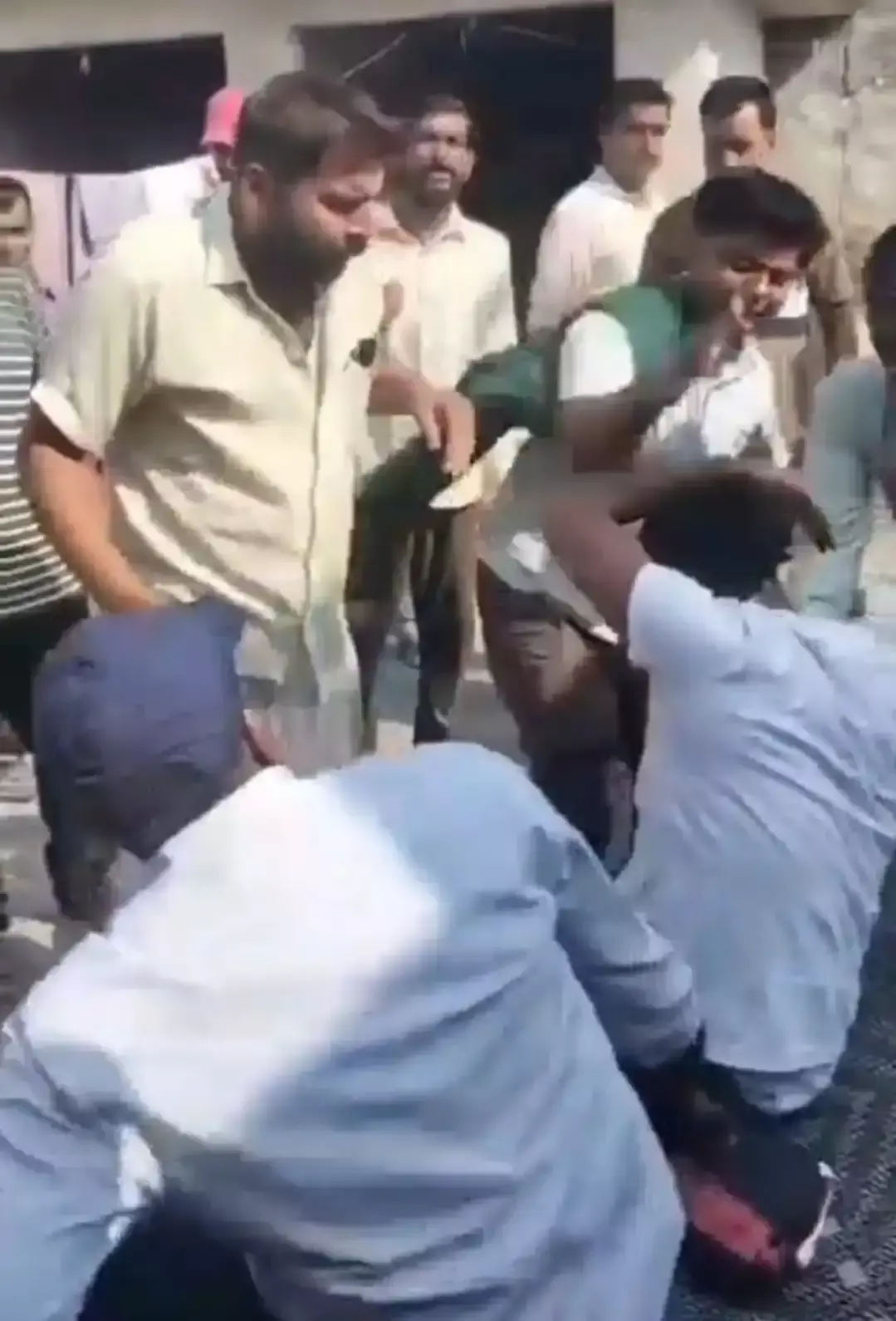 जेई की पिटाई से मामला गरमाया, कई आरोपी नामजद