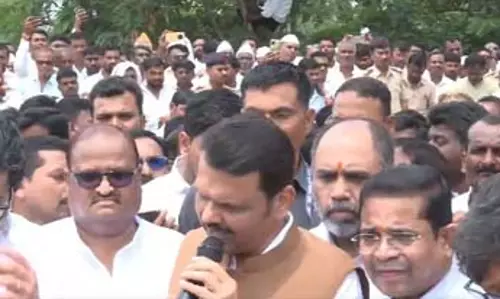 लातूर में किसानों से मिले सीएम फडणवीस, सूखा राहत के लिए असीमित फंड का दिया भरोसा लातूर में किसानों से मिले सीएम फडणवीस, सूखा राहत के लिए असीमित फंड का दिया भरोसा
