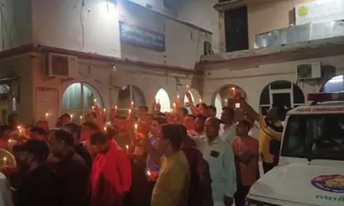 थार चालक की गिरफ्तारी की मांग को लेकर थाने पहुंचे परिजन और सोसायटी निवासी