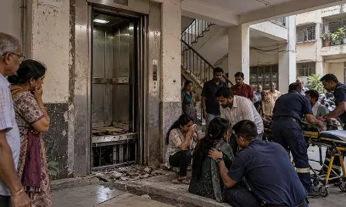 दूसरी मंजिल से अचानक नीचे गिरी 40 साल पुरानी लिफ्ट, पंजाब से आए 6 मेहमानों समेत 7 घायल