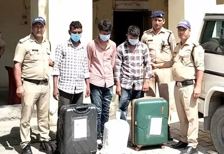 ट्रॉली बैग से भारी खेप में गांजा बरामद, तस्कर गिरफ्तार