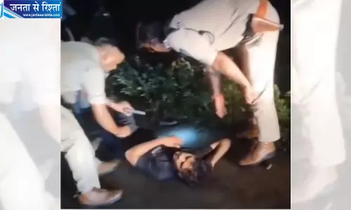 सागर जहरीली शराब कांड का मुख्य आरोपी मुठभेड़ के बाद गिरफ्तार, पैर में लगी गोली सागर जहरीली शराब कांड का मुख्य आरोपी मुठभेड़ के बाद गिरफ्तार, पैर में लगी गोली