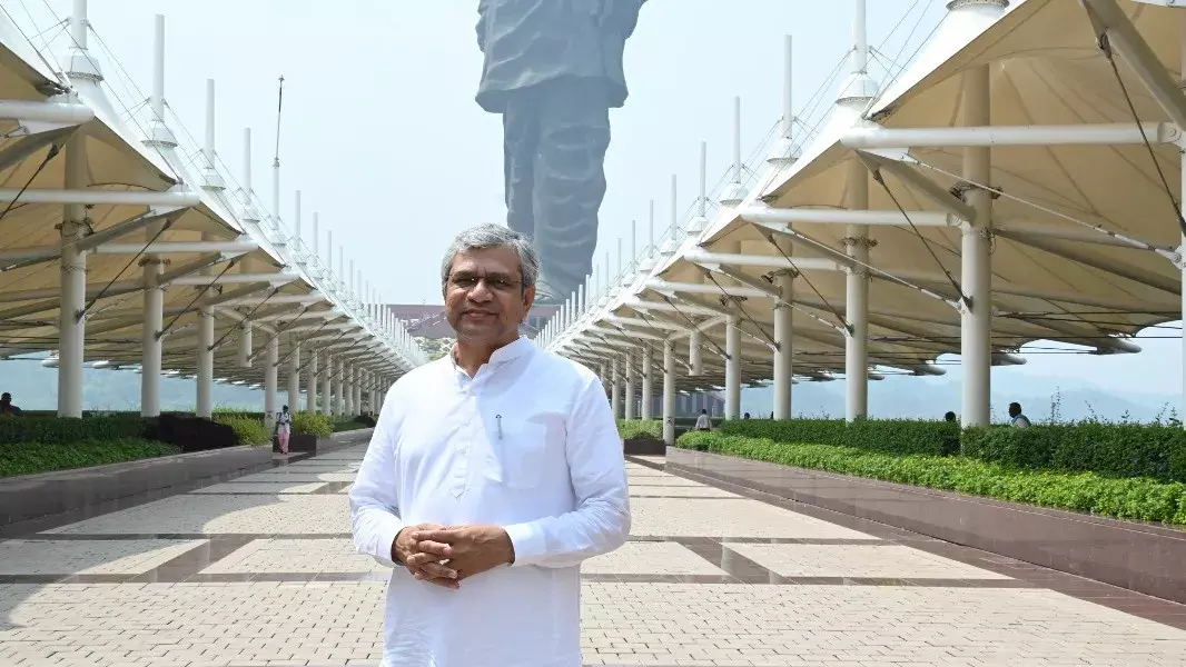 अश्विनी वैष्णव ने स्टैच्यू ऑफ़ यूनिटी पर पटेल को सम्मानित किय अश्विनी वैष्णव ने स्टैच्यू ऑफ़ यूनिटी पर पटेल को सम्मानित किय