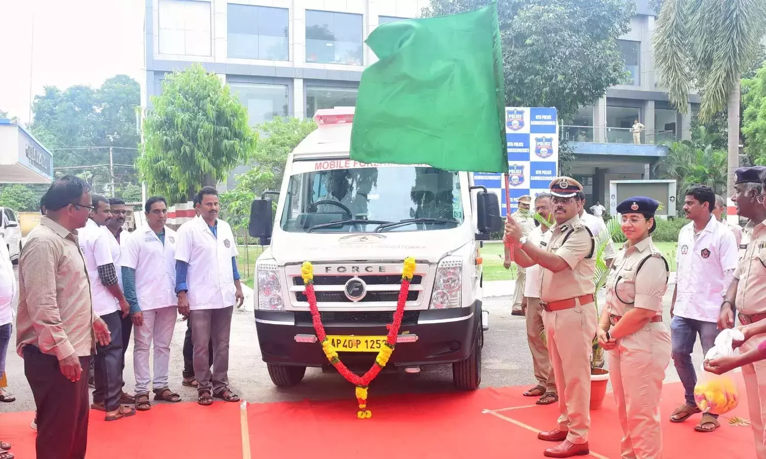 Andhra: मोबाइल फोरेंसिक वाहन को हरी झंडी दिखाकर रवाना किया गया