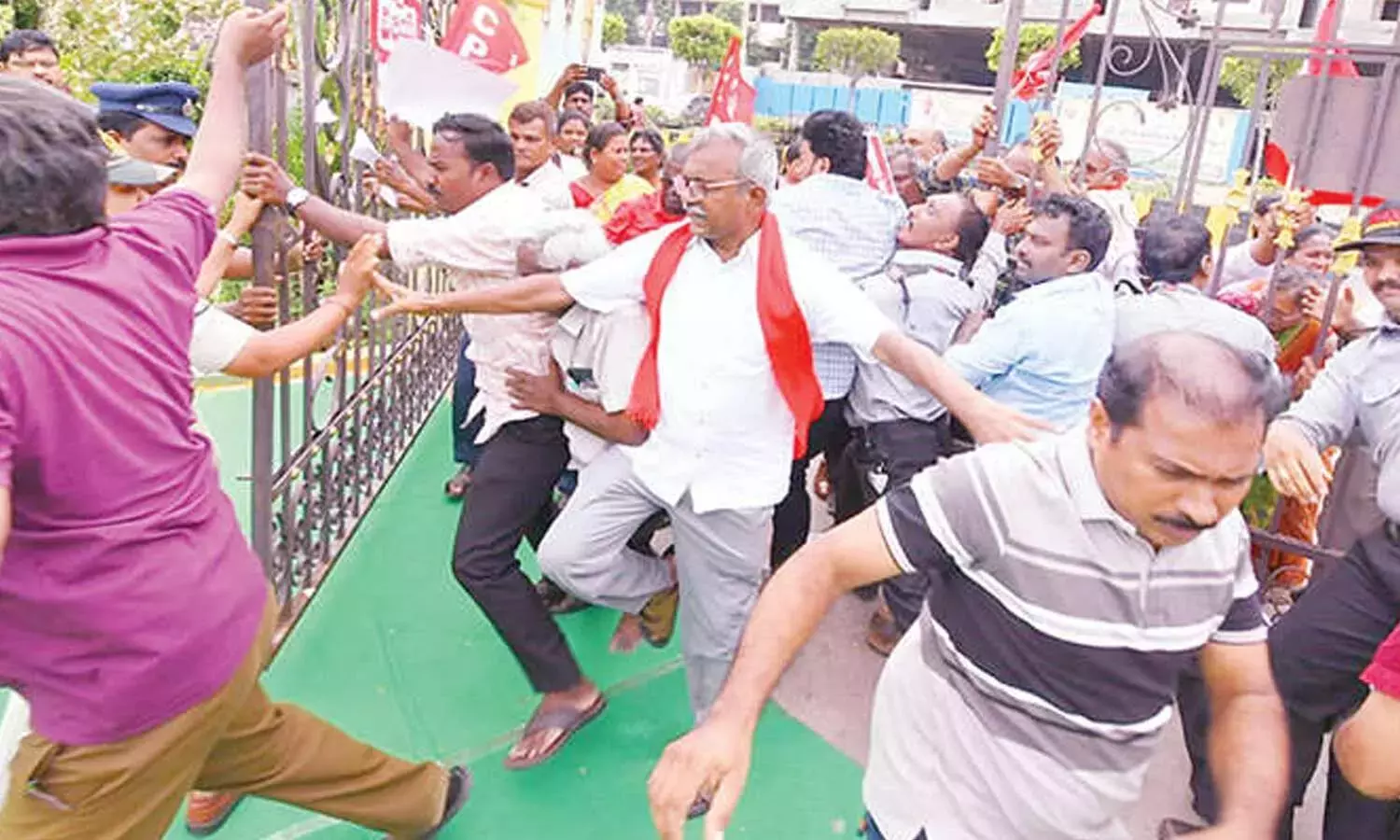 Andhra: विजया दूध की कीमत में बढ़ोतरी के खिलाफ सीपीएम का प्रदर्शन