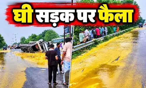 घी से भरा ट्रक पलटा, समेटने उमड़ी भीड़