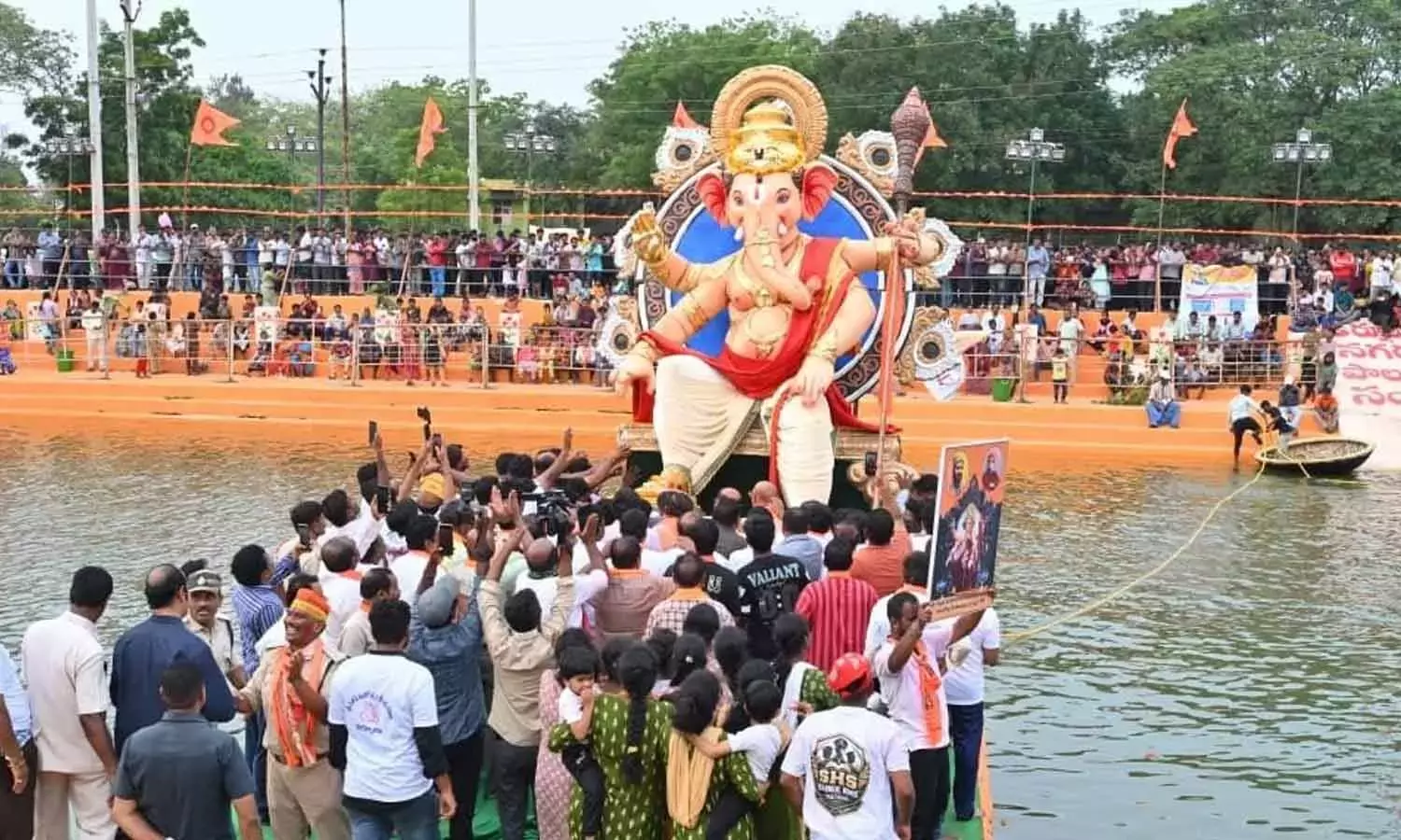 Andhra: गणेश प्रतिमा विसर्जन शांतिपूर्वक और भव्य तरीके से संपन्न हुआ