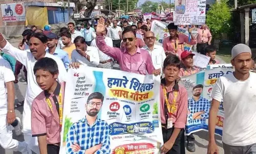 शिक्षक की पिटाई के विरोध में सड़क पर उतरे शिक्षक-छात्र, पांच दिन में कार्रवाई नहीं हुई तो बड़े आंदोलन की चेतावनी