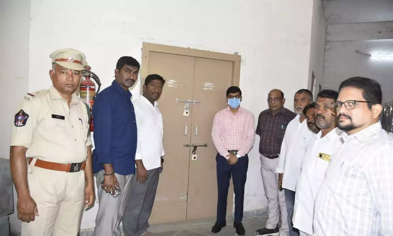 Andhra: कलेक्टर ने ईवीएम गोदामों का निरीक्षण किया