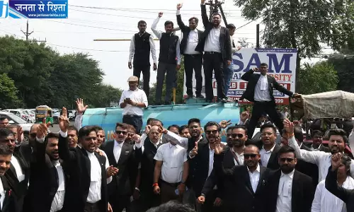 वकील से मारपीट के आरोप में SHO समेत तीन पुलिसकर्मी सस्पेंड रातभर थाने में वकीलों का प्रदर्शन