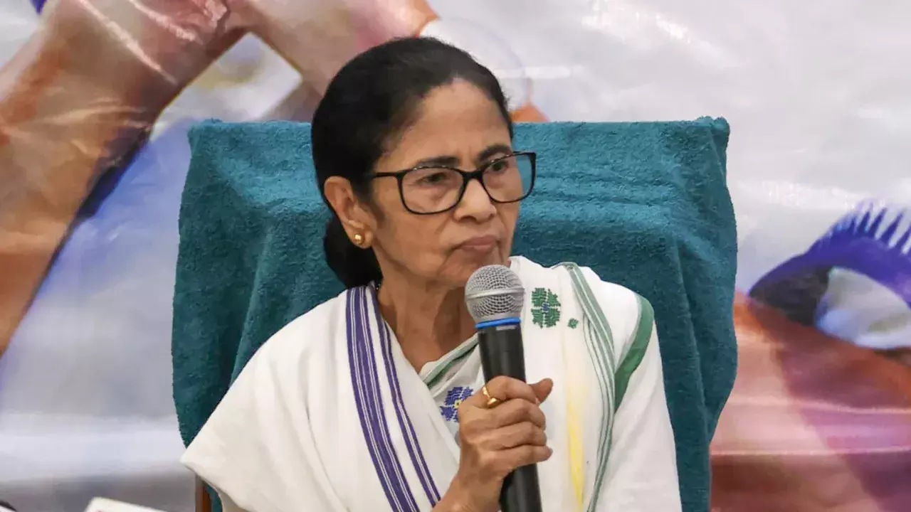 ममता बनर्जी ने सीईसी ज्ञानेश कुमार की गिरफ्तारी की मांग की ममता बनर्जी ने सीईसी ज्ञानेश कुमार की गिरफ्तारी की मांग की