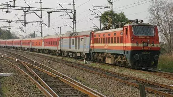 श्रीकाकुलम में ट्रेन की चपेट में आने से चार छात्रों की मौत