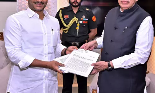 DSC भर्ती विवाद राज्यपाल से मिले जगन रेड्डी CBI जांच की मांग DSC भर्ती विवाद राज्यपाल से मिले जगन रेड्डी CBI जांच की मांग
