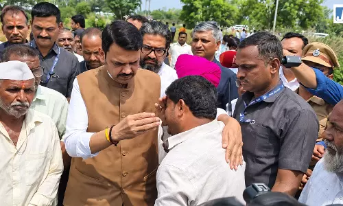 सब बर्बाद हो गया, CM फडणवीस के सामने फूट-फूटकर रोया किसान VIDEO