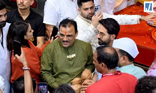 लालबागचा राजा के दरबार पहुंचे आयुष्मान खुराना बप्पा का लिया आशीर्वाद