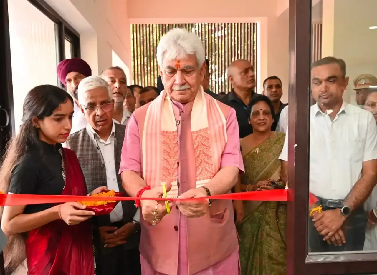 उपराज्यपाल ने जम्मू विश्वविद्यालय में सुविधाओं का उद्घाटन किया उपराज्यपाल ने जम्मू विश्वविद्यालय में सुविधाओं का उद्घाटन किया
