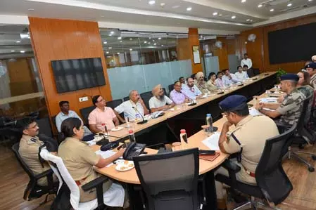 चंडीगढ़ में बम की धमकियों पर पुलिस अलर्ट, स्टेकहोल्डर्स के साथ की बड़ी बैठक चंडीगढ़ में बम की धमकियों पर पुलिस अलर्ट, स्टेकहोल्डर्स के साथ की बड़ी बैठक