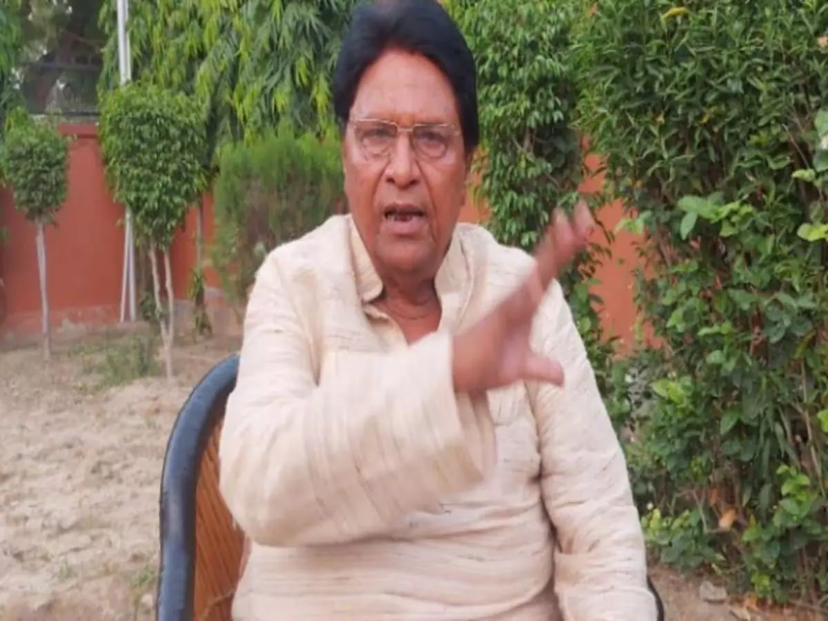 बदनौली पहुंचे सपा सांसद रामजी लाल सुमन को पुलिस ने गांव के बाहर रोका बदनौली पहुंचे सपा सांसद रामजी लाल सुमन को पुलिस ने गांव के बाहर रोका