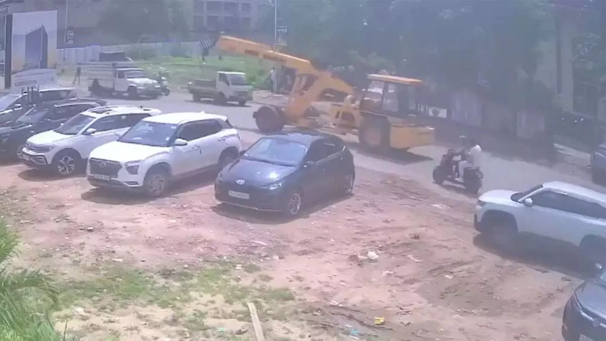 LIVE वीडियो! कॉलेज जा रही 19 साल की छात्रा को क्रेन ने कुचला, CCTV में कैद पूरा मंजर LIVE वीडियो! कॉलेज जा रही 19 साल की छात्रा को क्रेन ने कुचला, CCTV में कैद पूरा मंजर