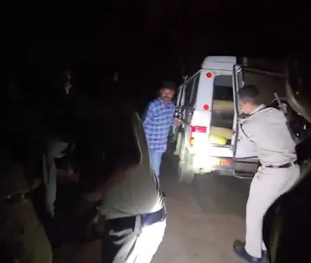 जहरीली शराब कांड का मुख्य आरोपी पुलिस मुठभेड़ में घायल, साथी समेत गिरफ्तार जहरीली शराब कांड का मुख्य आरोपी पुलिस मुठभेड़ में घायल, साथी समेत गिरफ्तार