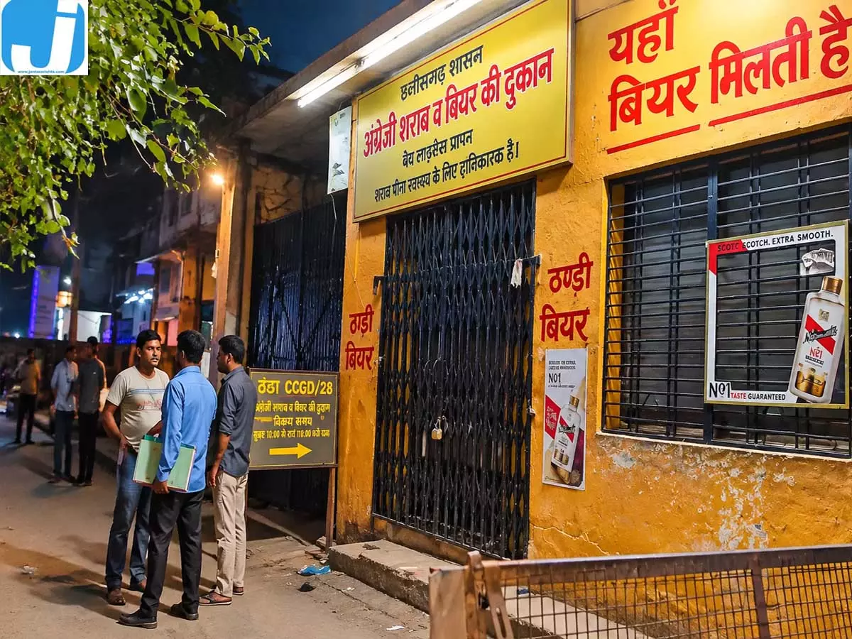 शराब दुकानों पर प्रशासन का शिकंजा रात में छापेमारी ओवररेट पर कई दुकानें बंद शराब दुकानों पर प्रशासन का शिकंजा रात में छापेमारी ओवररेट पर कई दुकानें बंद