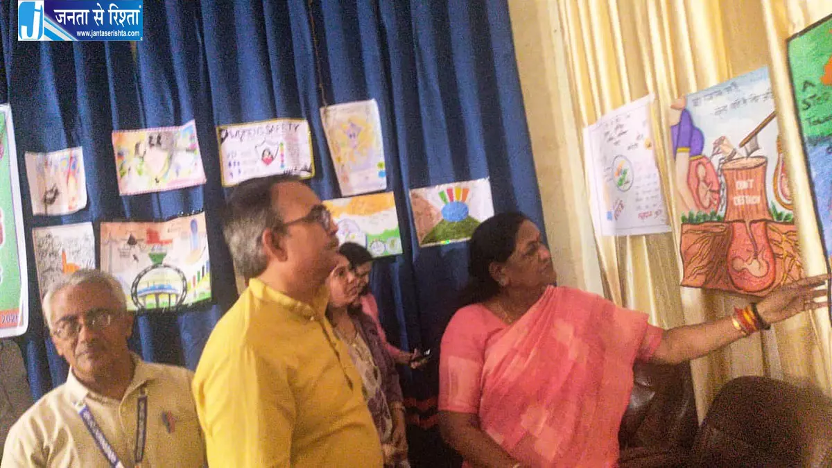 कॉलेज में पेंटिंग प्रदर्शनी का आयोजन कॉलेज में पेंटिंग प्रदर्शनी का आयोजन