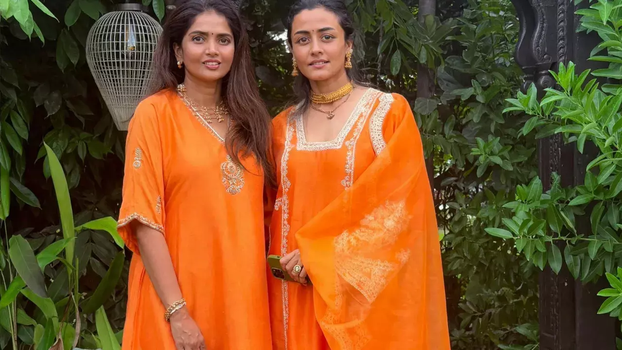परिवार संग गणपति विसर्जन में शामिल हुईं नम्रता शिरोडकर परिवार संग गणपति विसर्जन में शामिल हुईं नम्रता शिरोडकर