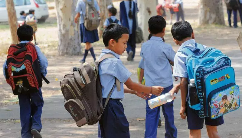 छात्रों की शिकायत के बाद स्कूल का निरीक्षण छात्रों की शिकायत के बाद स्कूल का निरीक्षण