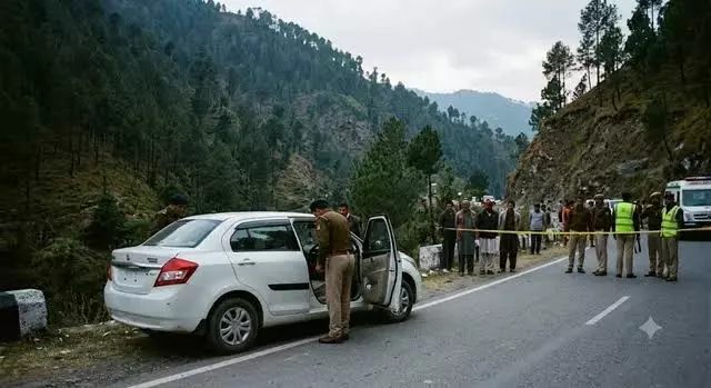 रामबन में कार से दो पुलिसकर्मियों के शव बरामद रामबन में कार से दो पुलिसकर्मियों के शव बरामद