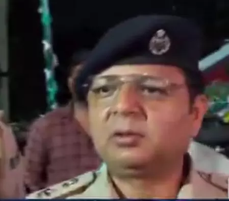 पटना के शीतला मंदिर के पास छापेमारी में हैंड ग्रेनेड और पांच जिंदा कारतूस बरामद, दो हिरासत में पटना के शीतला मंदिर के पास छापेमारी में हैंड ग्रेनेड और पांच जिंदा कारतूस बरामद, दो हिरासत में