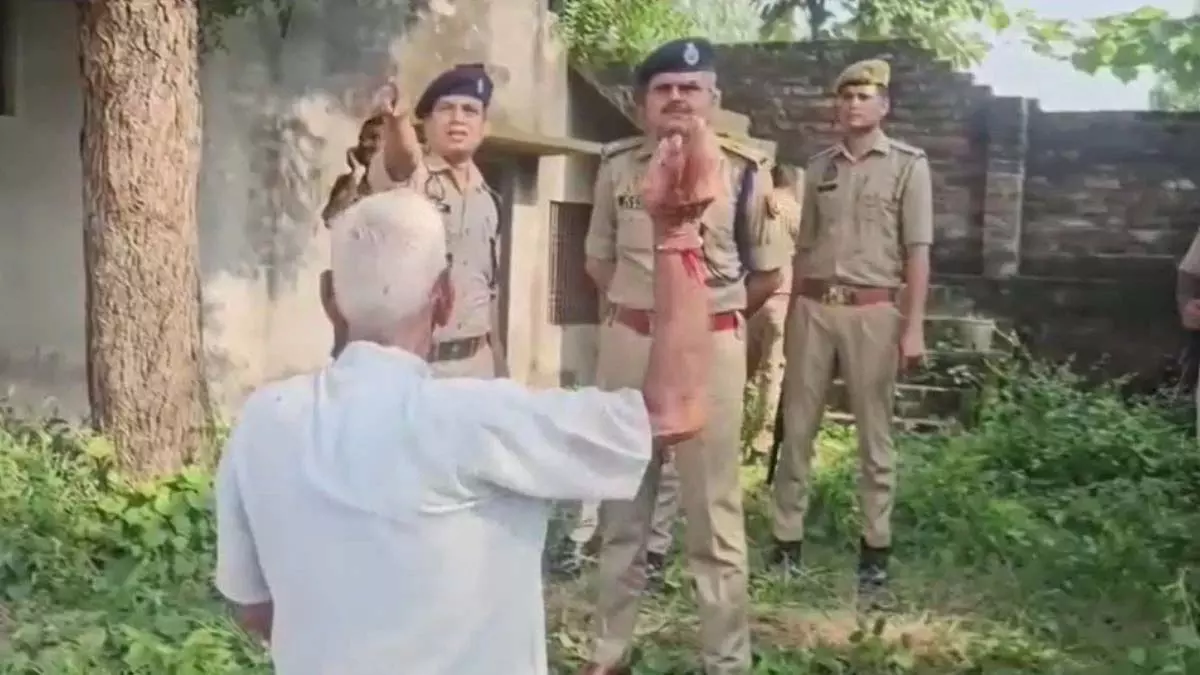 जमीन विवाद में बड़ा घटनाक्रम: युवक की मौत के बाद राजस्व निरीक्षक और लेखपाल निलंबित जमीन विवाद में बड़ा घटनाक्रम: युवक की मौत के बाद राजस्व निरीक्षक और लेखपाल निलंबित