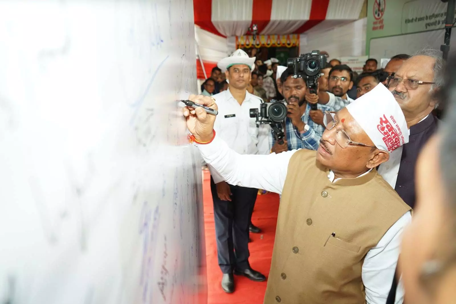 CM विष्णुदेव साय ने ली साइबर जागृति सेल्फी, कहा- सतर्कता ही साइबर अपराध से बचाव CM विष्णुदेव साय ने ली साइबर जागृति सेल्फी, कहा- सतर्कता ही साइबर अपराध से बचाव