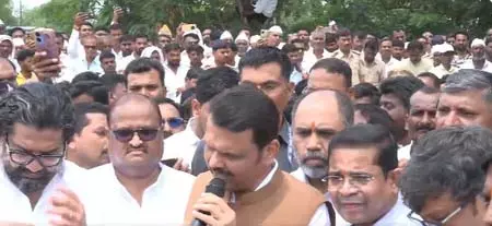 लातूर में किसानों से मिले सीएम फडणवीस, सूखा राहत के लिए असीमित फंड का दिया भरोसा लातूर में किसानों से मिले सीएम फडणवीस, सूखा राहत के लिए असीमित फंड का दिया भरोसा