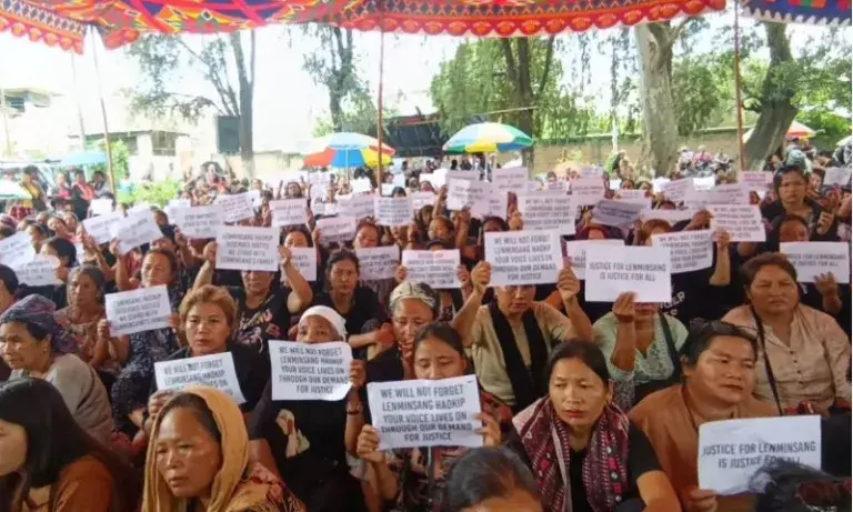 मणिपुर हत्याएं: कुकी-ज़ो महिला मंच ने की NIA जांच की मांग मणिपुर हत्याएं: कुकी-ज़ो महिला मंच ने की NIA जांच की मांग