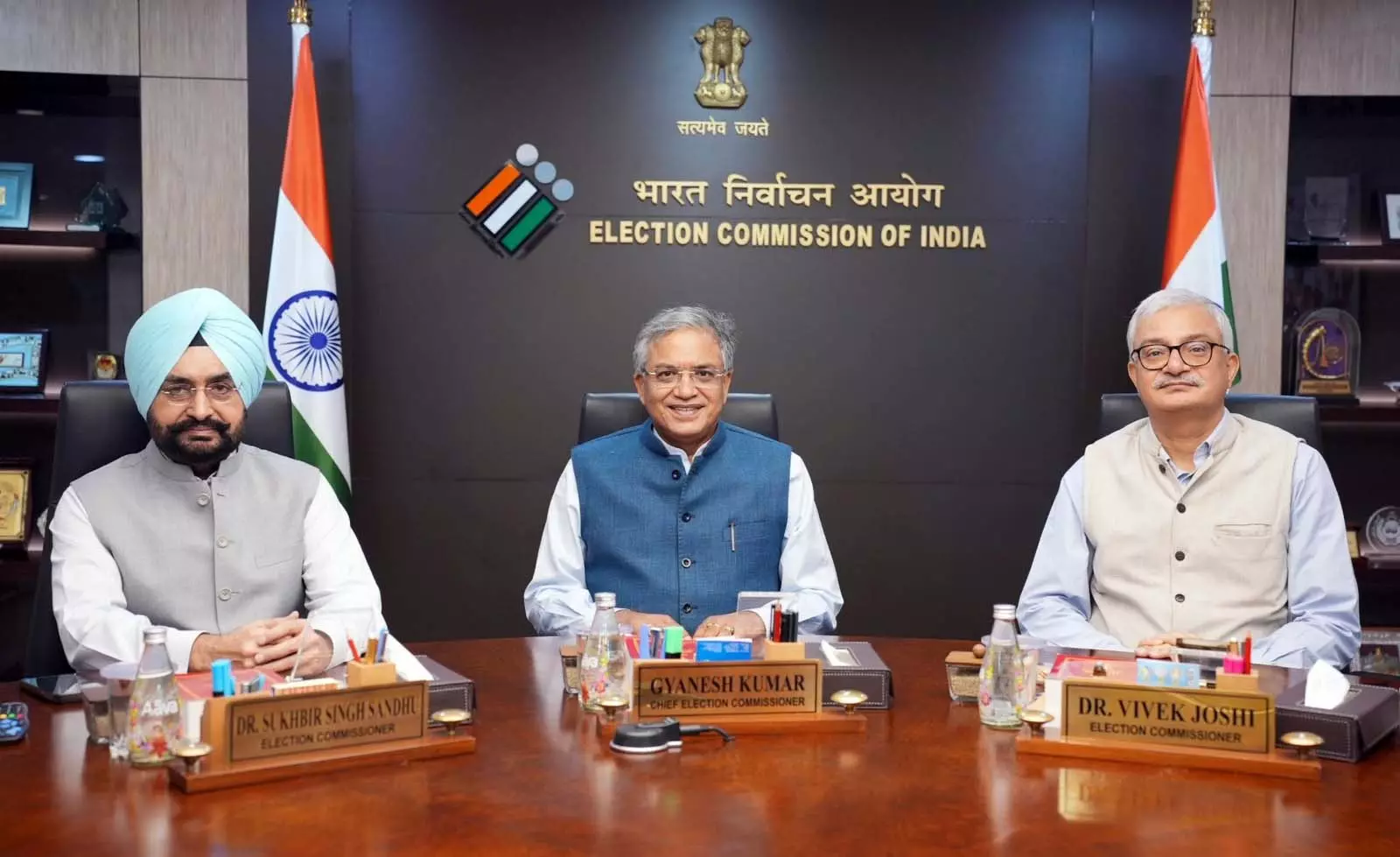 SIR पर चुनाव आयोग का बयान, आयुक्तों की आपत्तियों की रिपोर्ट से विवाद SIR पर चुनाव आयोग का बयान, आयुक्तों की आपत्तियों की रिपोर्ट से विवाद