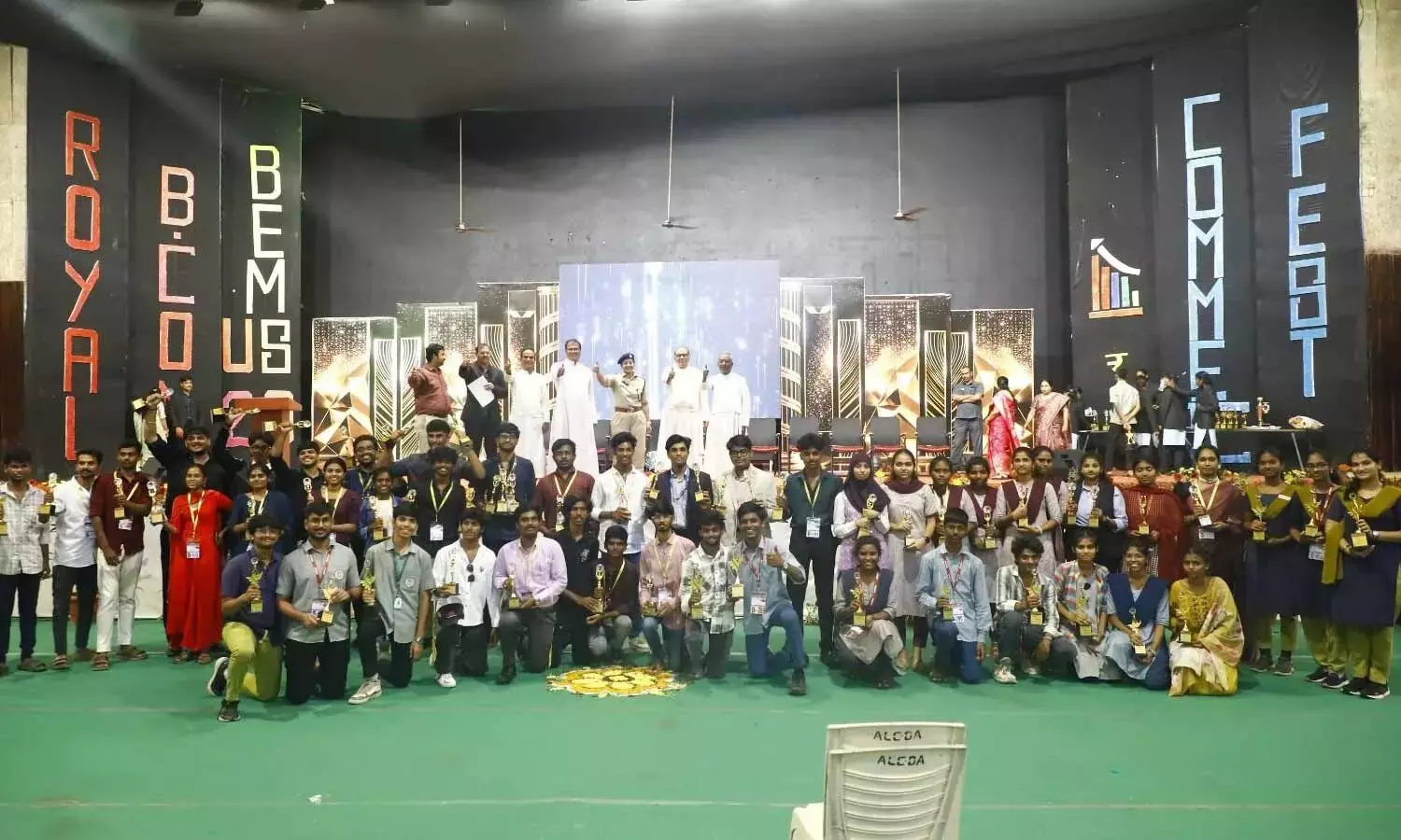 Andhra: विद्यार्थियों से आत्मविश्वास के साथ चुनौतियों का सामना करने का आह्वान किया Andhra: विद्यार्थियों से आत्मविश्वास के साथ चुनौतियों का सामना करने का आह्वान किया