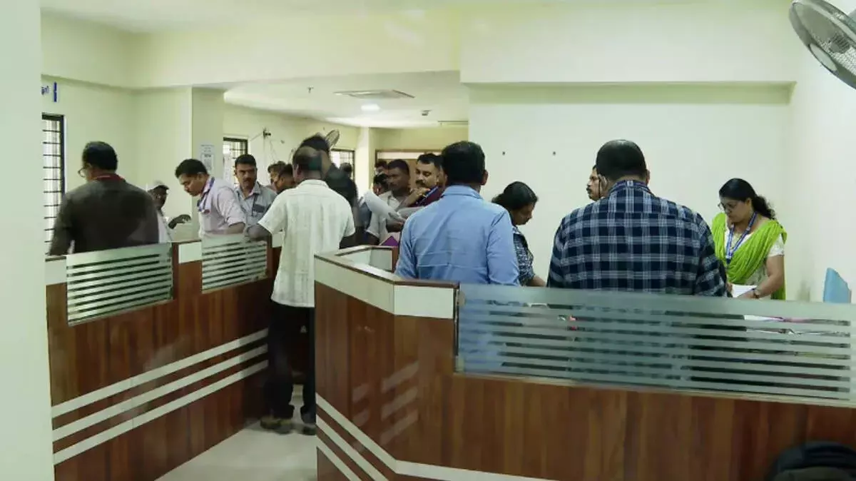 स्पोर्ट्स काउंसिल में भ्रष्टाचार: विजिलेंस ने पूरे केरल में दफ्तरों का निरीक्षण किया स्पोर्ट्स काउंसिल में भ्रष्टाचार: विजिलेंस ने पूरे केरल में दफ्तरों का निरीक्षण किया