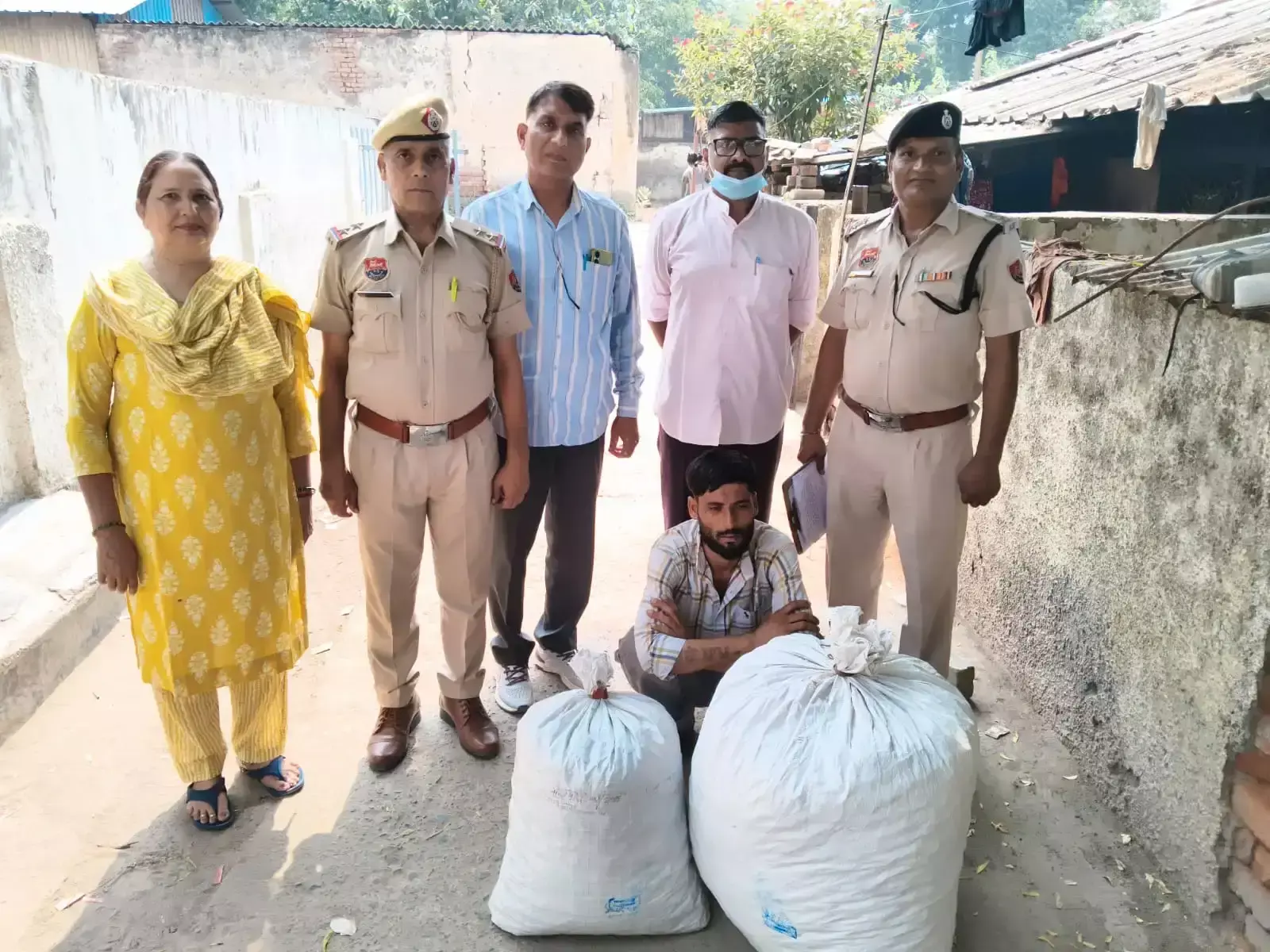 30 किलो डोडा पोस्त के साथ दो आरोपी पुलिस की गिरफ्त में 30 किलो डोडा पोस्त के साथ दो आरोपी पुलिस की गिरफ्त में