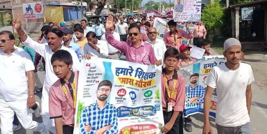 शिक्षक की पिटाई के विरोध में सड़क पर उतरे शिक्षक-छात्र, पांच दिन में कार्रवाई नहीं हुई तो बड़े आंदोलन की चेतावनी शिक्षक की पिटाई के विरोध में सड़क पर उतरे शिक्षक-छात्र, पांच दिन में कार्रवाई नहीं हुई तो बड़े आंदोलन की चेतावनी
