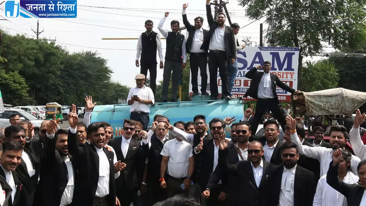 वकील से मारपीट के आरोप में SHO समेत तीन पुलिसकर्मी सस्पेंड रातभर थाने में वकीलों का प्रदर्शन वकील से मारपीट के आरोप में SHO समेत तीन पुलिसकर्मी सस्पेंड रातभर थाने में वकीलों का प्रदर्शन