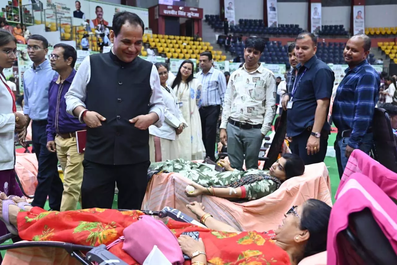 रायपुर में महिलाओं ने रक्तदान कर तोड़ी भ्रांति रायपुर में महिलाओं ने रक्तदान कर तोड़ी भ्रांति