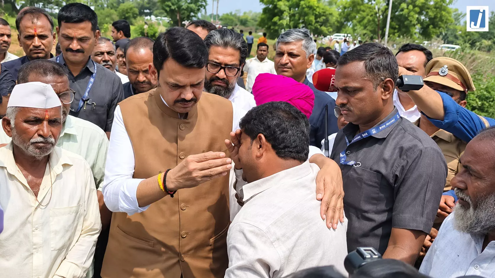 सब बर्बाद हो गया, CM फडणवीस के सामने फूट-फूटकर रोया किसान VIDEO सब बर्बाद हो गया, CM फडणवीस के सामने फूट-फूटकर रोया किसान VIDEO