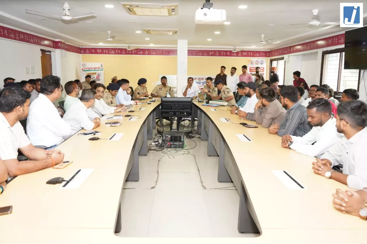 गणेश विसर्जन झांकियों को लेकर रायपुर पुलिस की बड़ी बैठक गणेश विसर्जन झांकियों को लेकर रायपुर पुलिस की बड़ी बैठक