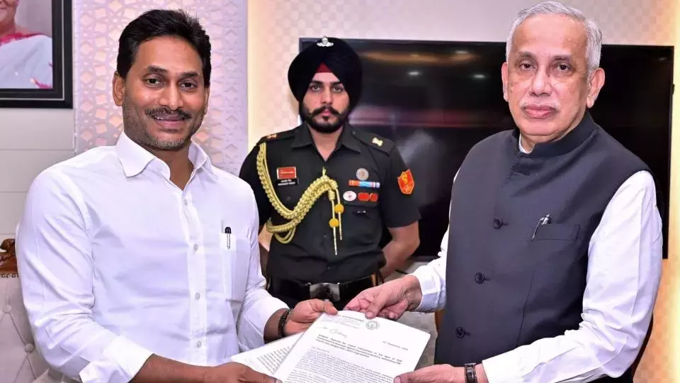 जगन ने DSC भर्ती में खामियों, पार्टी कैडर पर हमले को लेकर राज्यपाल से मुलाकात की जगन ने DSC भर्ती में खामियों, पार्टी कैडर पर हमले को लेकर राज्यपाल से मुलाकात की