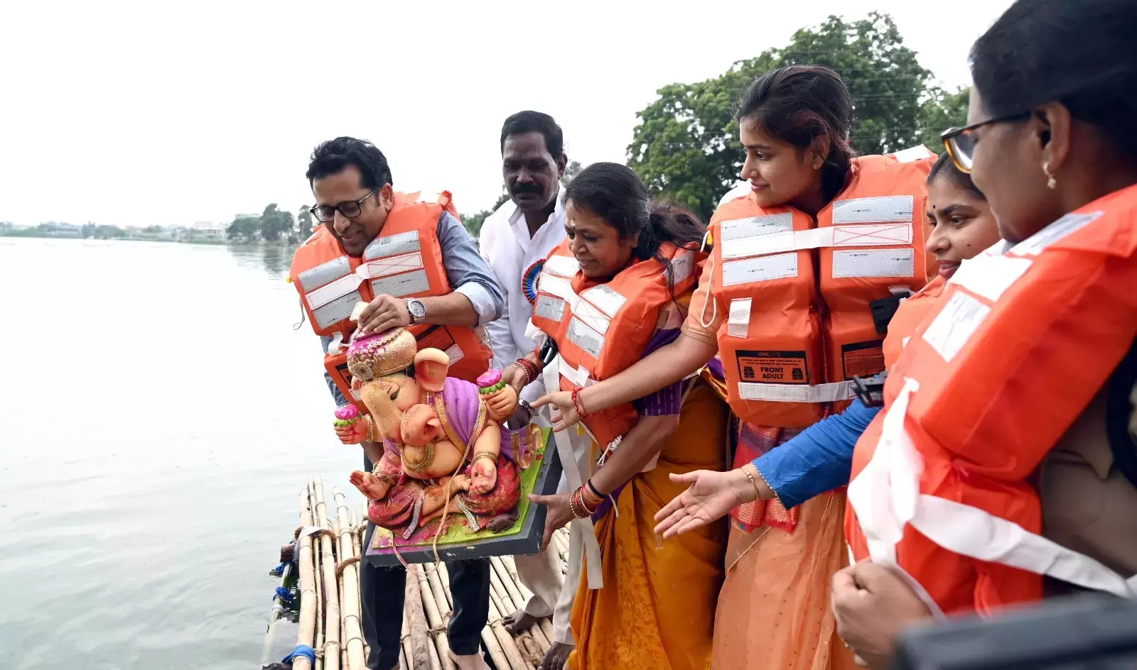 Telangana: भारी बारिश के बीच गणेश विसर्जन जारी Telangana: भारी बारिश के बीच गणेश विसर्जन जारी