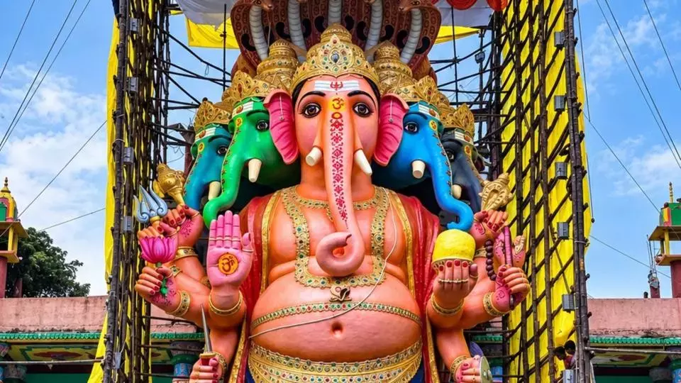 Telangana: गणेश विसर्जन से पहले पंडालों में धूम मची हुई है Telangana: गणेश विसर्जन से पहले पंडालों में धूम मची हुई है