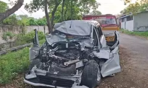कार और बस की टक्कर में तीन लोगों की मौत, चार घायल