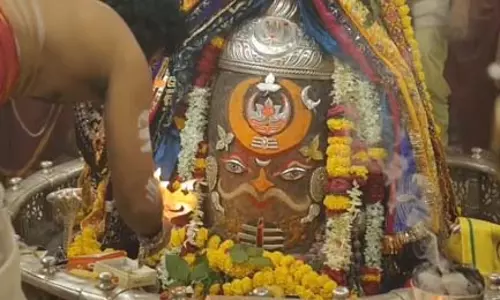 भस्म आरती: बाबा महाकाल का राजाधिराज स्वरूप में भव्य शृंगार, चंद्रमा, त्रिपुंड और त्रिशूल से सजाया गया भस्म आरती: बाबा महाकाल का राजाधिराज स्वरूप में भव्य शृंगार, चंद्रमा, त्रिपुंड और त्रिशूल से सजाया गया